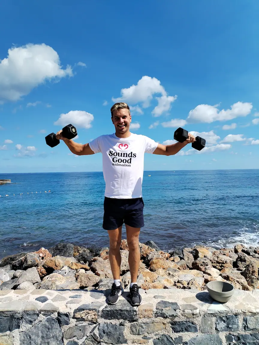 Animatore fitness con pesi